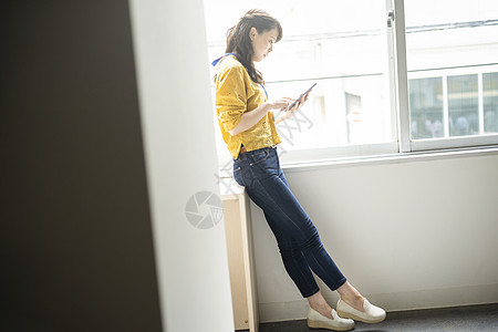 咖啡馆里看手机的女人图片