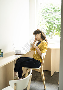 办公室加班咖啡馆看电脑的女人背景
