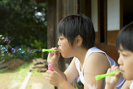 坐在老房子里的儿童图片