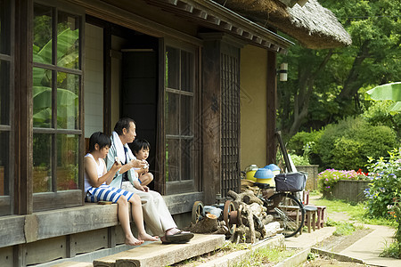 乡村房屋里爷爷和孙子图片