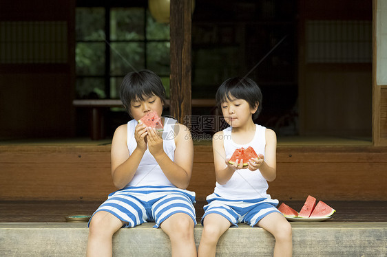 两个男孩暑假在农村吃西瓜图片