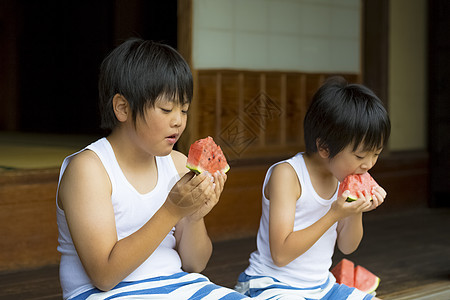 两个男孩暑假在农村吃西瓜图片