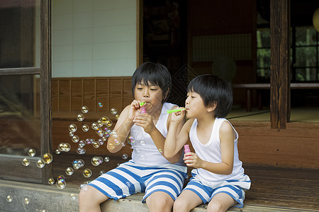 两个男孩暑假在农村玩耍图片