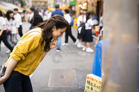 女孩假期独自旅游观光图片