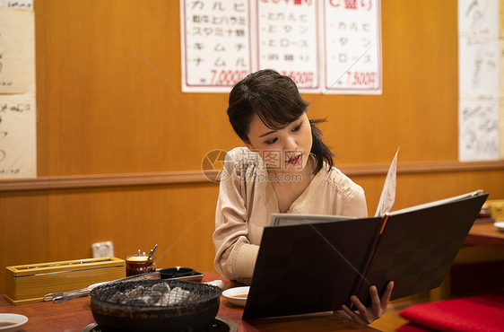 独自去餐厅吃饭的女孩图片