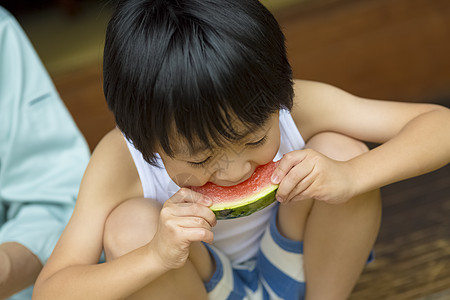 愉快男孩在暑假吃西瓜图片