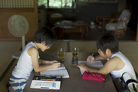 暑假做着家庭作业的男孩们图片