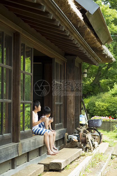 日式房屋喝大麦茶的孩子们图片