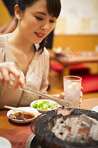 烤肉开心的年轻女子图片