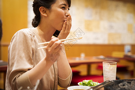 餐厅独自品尝美食开心的女青年图片