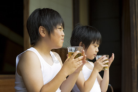 喝着大麦茶的小男孩图片