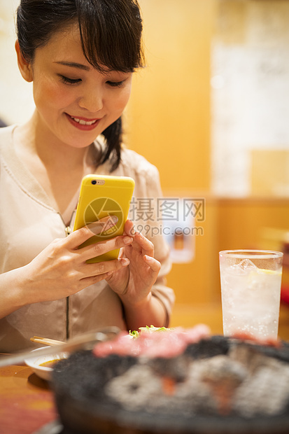 拍美食照片的女人图片