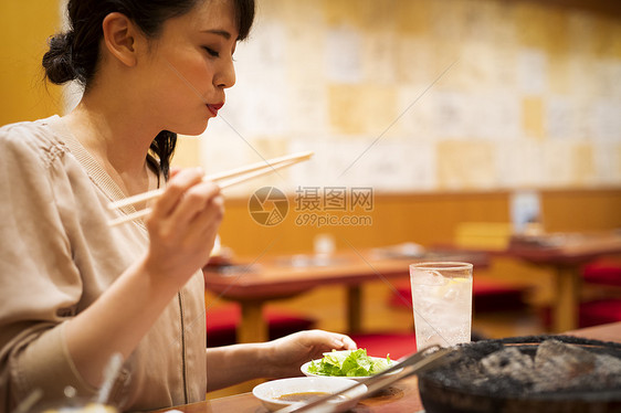 喜欢独自吃烧烤的女人图片