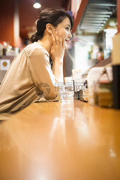 独自享受拉面的女人图片