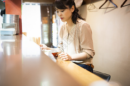 独自享受拉面的女人图片