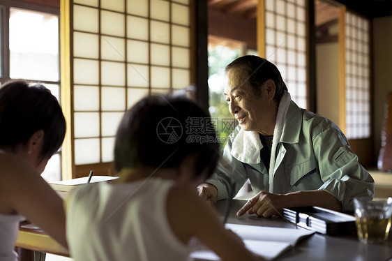 爷爷在家监督孩子写作业图片