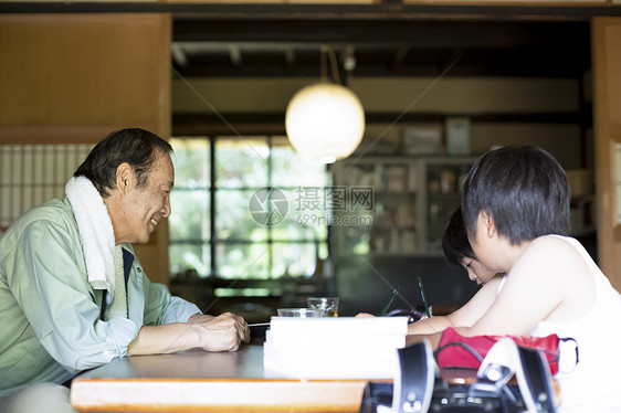 爷爷在家监督孩子写作业图片