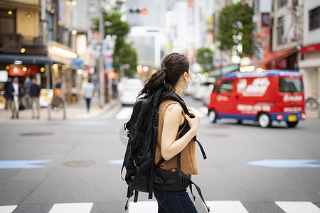 假期独自旅游的女人图片