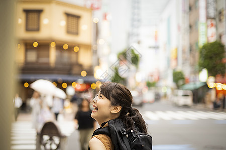 观光旅游的背包客女生图片