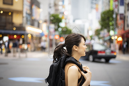 观光旅游的背包客女生图片