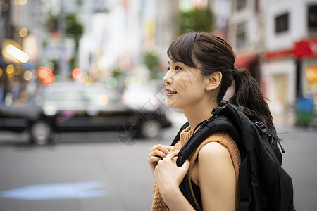 观光旅游的背包客女生图片