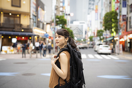 观光旅游的背包客女生图片