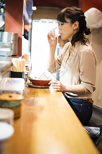 一个独自享受拉面的女人图片