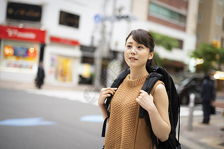 观光旅游的背包客女生图片