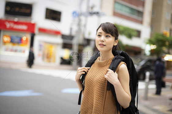 观光旅游的背包客女生图片