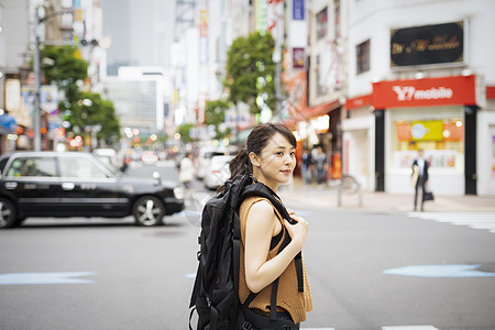 观光旅游的背包客女生图片