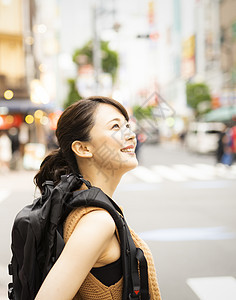 观光旅游的背包客女生图片