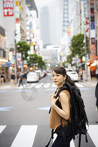 观光旅游的背包客女生图片