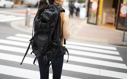 旅游背包客的女人图片