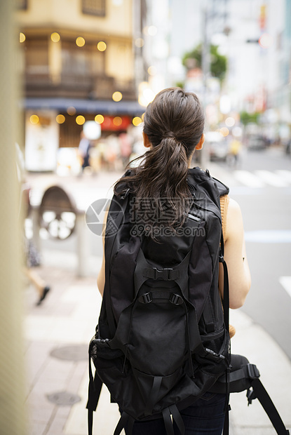 观光旅游背包客的背影女人图片