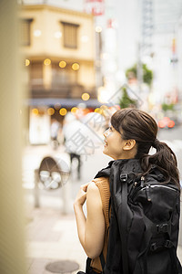 观光旅游背包客的女人图片