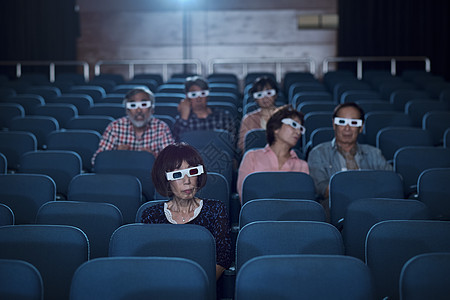立体的坐着努力获取观众观看3d电影图片