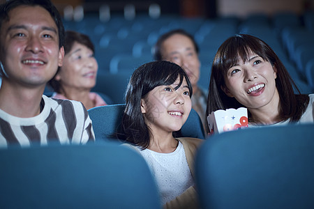 观看电影的观众在电影院图片