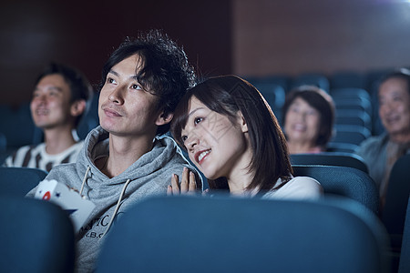观看电影的观众在电影院图片