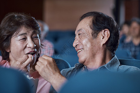 在电影院看电影的老年夫妻图片