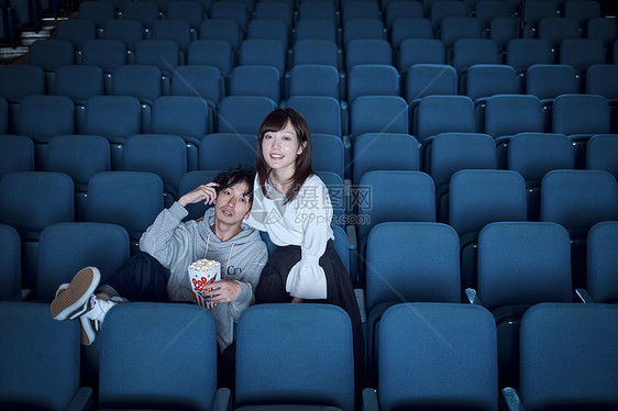 年轻情侣在电影院看电影图片