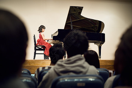 女孩经典的钢琴演奏会图片