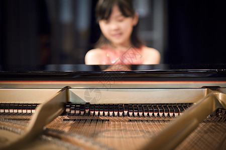 女孩经典的钢琴演奏会图片