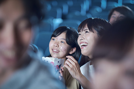两个人开怀笑笑脸观看电影的观众在电影院图片素材