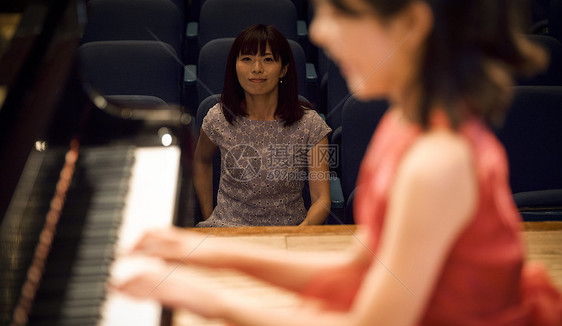 座位伴奏少女钢琴演奏会图片