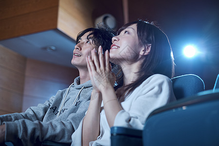 青年男女开心看电影图片