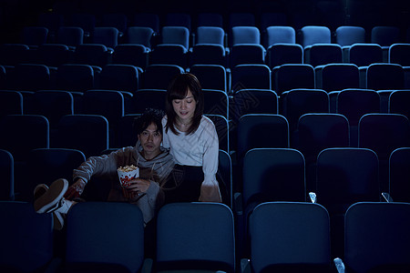 幸福站立玩观看电影的观众在电影院图片