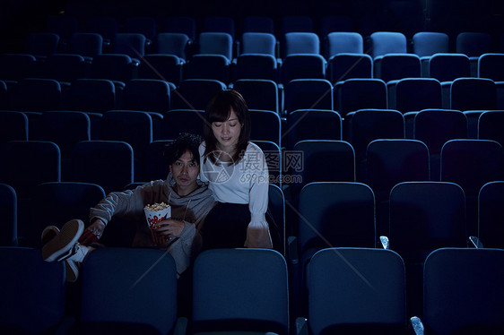 幸福站立玩观看电影的观众在电影院图片