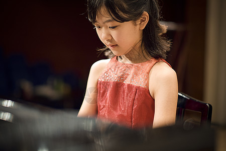 小女孩钢琴演奏图片