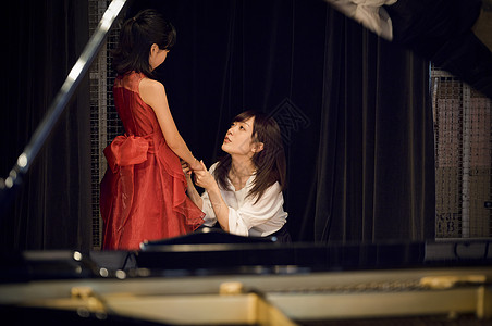 小女孩钢琴演奏图片
