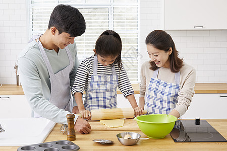 一家三口一起在厨房做饭图片